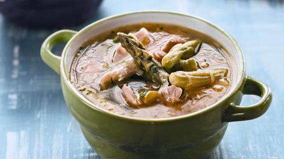 Ароматный куриный суп с зеленой фасолью и спаржей