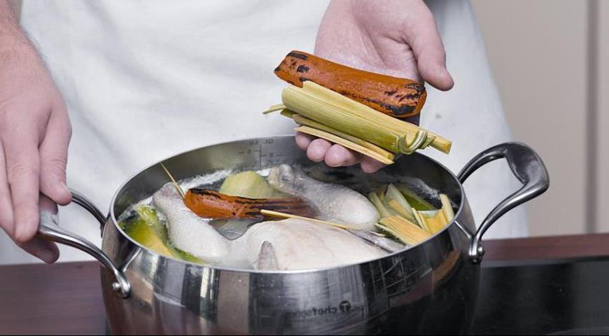 В большой кастрюле полностью залейте курицу холодной питьевой водой. На сильном огне доведите до кипения, снимите пену, добавьте морковь, сельдерей и зеленую часть порея. Варите на слабом огне около часа.