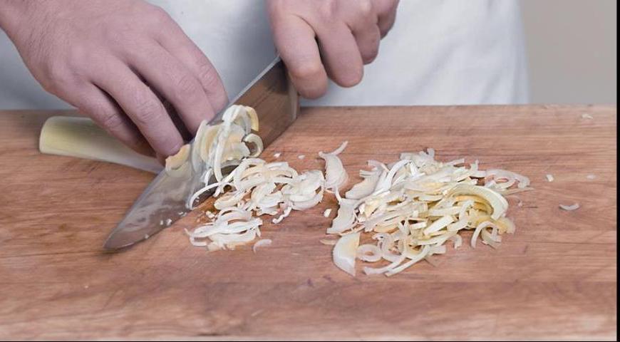 Белую часть порея промойте и нарежьте тонкими полукольцами. Нагрейте сливочное масло в сковороде, положите порей и потомите его, помешивая, на небольшом огне в течение 12 минут.