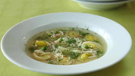 Ароматный куриный суп с зеленым горошком, луком-пореем и свежим укропом