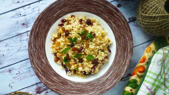 Ароматный кускус с грецкими орехами и вяленой клюквой