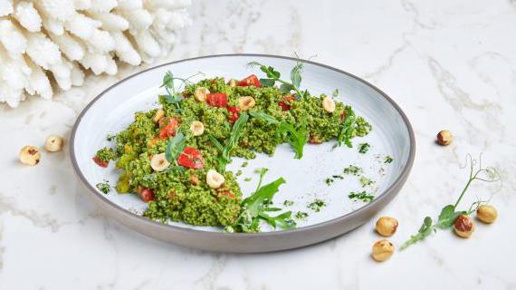 Ароматный кускус с песто, томатами и орехами