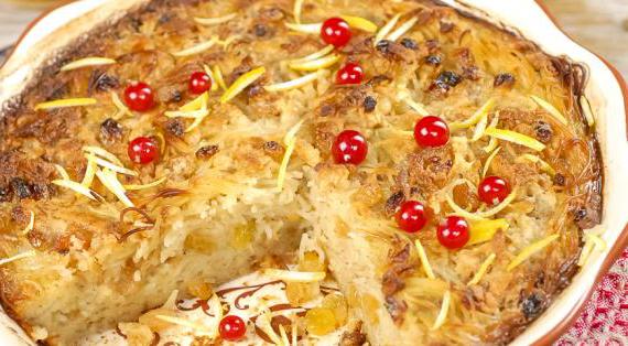 Ароматный лапшевник с яблоками, изюмом и корицей