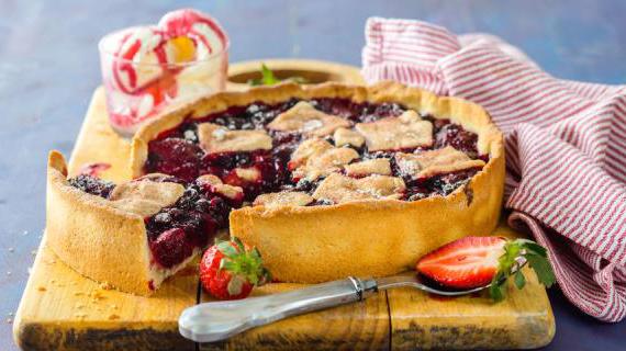 Летний пирог с ягодами: ароматный и нежный десерт