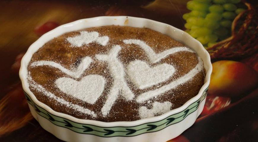 Если осталась начинка, можно испечь её отдельно в маленьких формочках. Получатся мини-пирожные или чашечные десерты, идеальные для сервировки гостям.