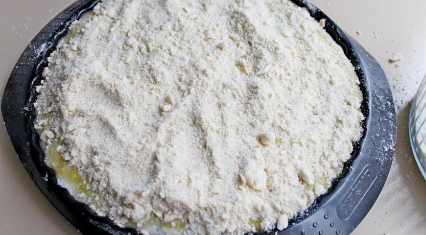 Сверху посыпаем оставшейся мучной крошкой и отправляем в разогретую духовку до 175°C. Выпекаем около 60 минут. После остывания нарезаем на порционные квадратики и подаем к столу. Приятного аппетита!