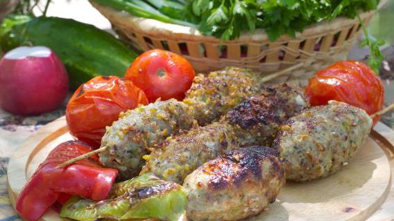 Ароматный люля-кебаб с кунжутно-фисташковой корочкой: экзотика на вашем мангале