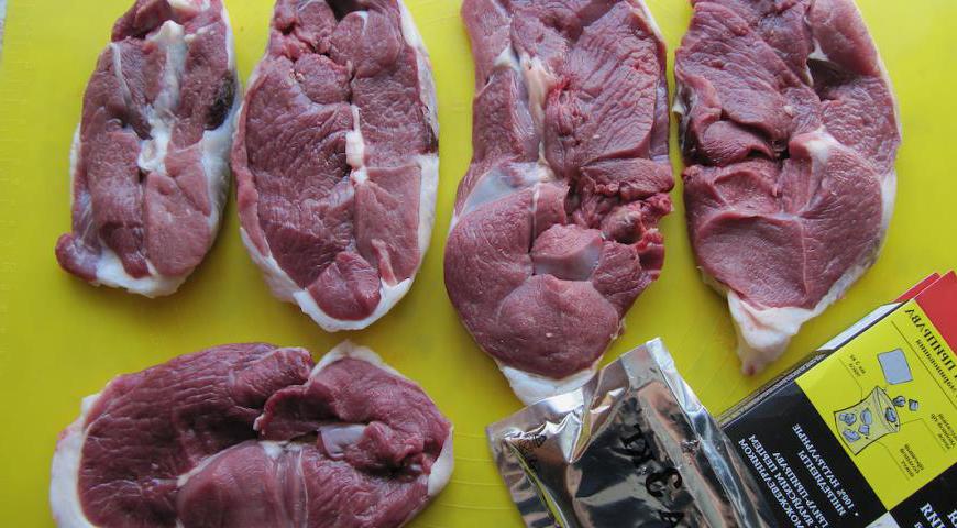 Мякоть баранины пропустите через мясорубку. Костный мозг, собранный из трубчатых костей, добавьте к фаршу. Введите подходящую смесь гриль-приправ (можно использовать фирменную смесь от Форестер), тщательно перемешайте до однородности. Это придаст мясу насыщенный вкус и аромат дымка.