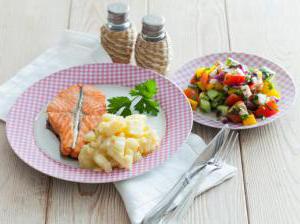 Вкусный ужин: лосось, картофель и овощной салат за 35 минут