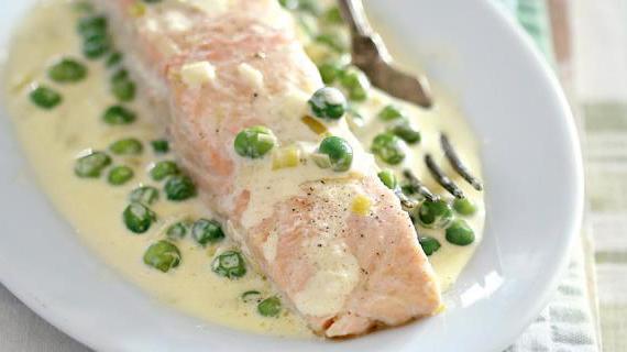 Ароматное блюдо с лососем, зеленью и сметаной: вкус и аромат в каждом кусочке