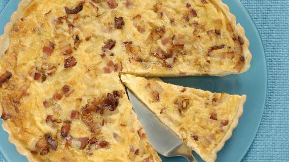 Вкусный и ароматный лотарингский пирог с хрустящим беконом и сыром Эдам