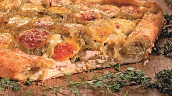 Ароматный луковый пирог с курицей и сыром чеддер