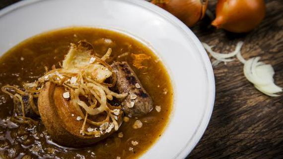 Ароматный луковый суп с утиным кебабом — вкусная и изысканная закуска