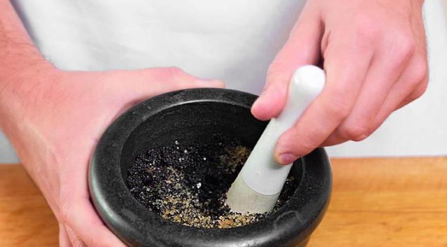 Смешайте высушенный мак с сахаром и постепенно измельчите его в ступке. Перекладывайте готовый толченый мак в сотейник с толстым дном. Разрежьте стручок ванили пополам вдоль, выскребите семена ножом и смешайте их с 220 мл сливок.