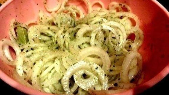 Ароматный маринованный лук для шашлыка и салатов — быстрый рецепт на каждый день