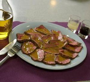 Вкусный и ароматный маринованный ростбиф с майораном, оливковым маслом и дижонской горчицей