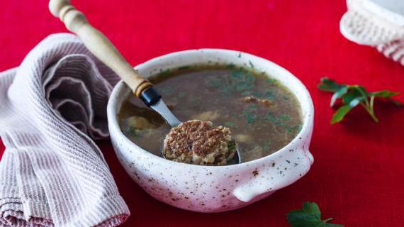 Ароматный мясной бульон с белыми грибами и фрикадельками из индейки