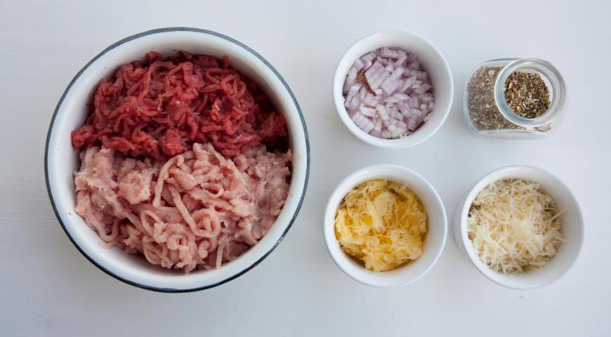 Мясо пропустить через мясорубку, лук мелко порезать, кабачок и сыр натереть на мелкой терке.
