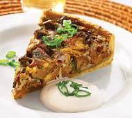 Ароматный мясной пирог с лесными грибами и грибным соусом