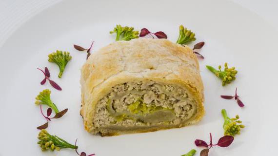 Ароматный мясной штрудель с бараниной и травами