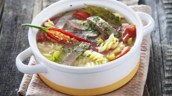Ароматный мясной суп с фузилли, нутом и овощами