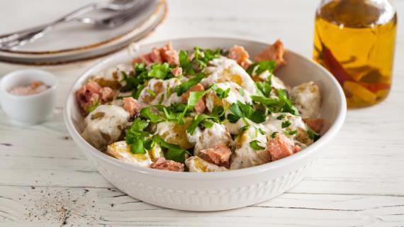 Вкусный и ароматный салат из молодого картофеля с петрушкой и тунцом в собственном соку