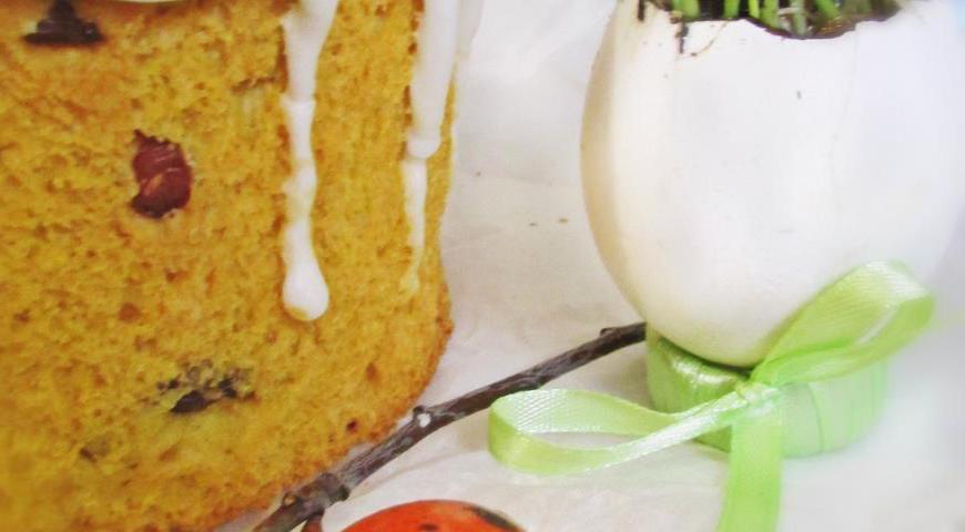 Украсьте кулич глазурью, сахарной пудрой или посыпкой по вашему вкусу.