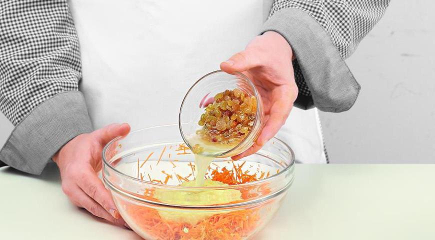 Смешайте морковь с ананасовым пюре. Добавьте замоченный изюм вместе с жидкостью и растительное масло. Чуть прогрейте мед, добавьте его к массе и хорошо перемешайте.