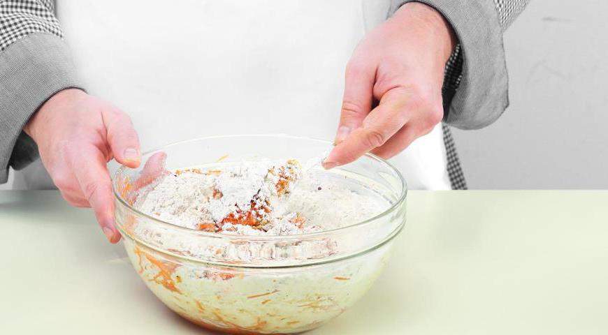 Порубите орехи довольно мелко. Просейте муку с какао-порошком, крахмалом, содой и разрыхлителем, добавьте рубленые орехи.