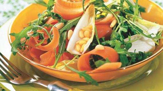 Ароматный морковный салат с медом и орехами