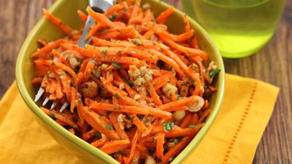 Ароматный морковный салат с ореховой хрустинкой и свежей петрушкой