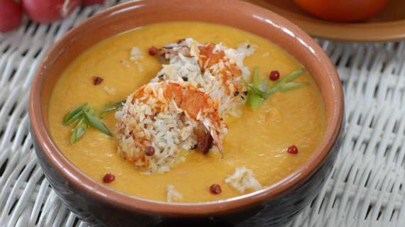 Вкусный морковный суп-пюре с хрустящими креветками на гриле