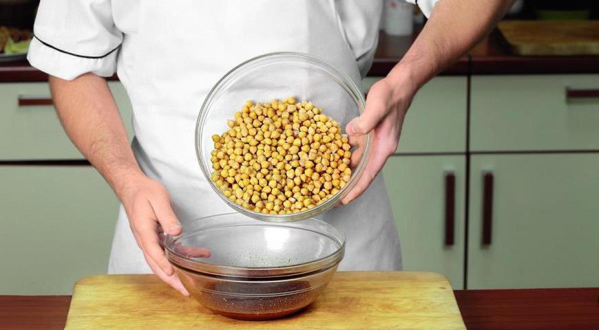 Разогрейте духовку до 190 °C. Смешайте подготовленный нут с приправленным маслом так, чтобы каждая горошина была покрыта равномерно. Выложите на противень, застеленный пергаментом, и запекайте примерно 12 минут, периодически помешивая. Перед подачей дайте блюду немного остыть для лучшего вкуса.