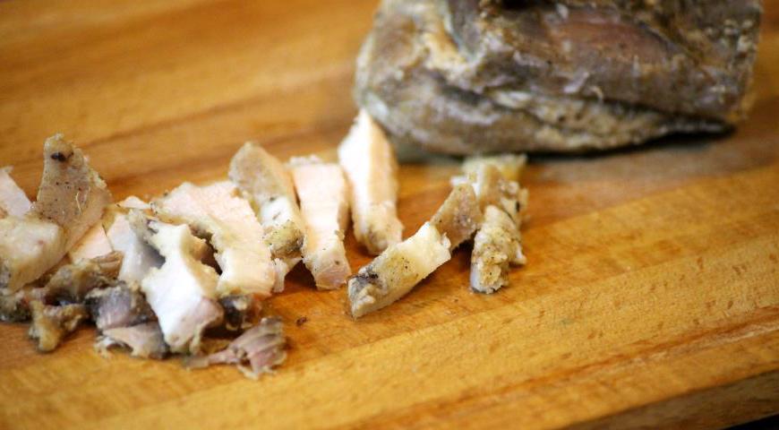 После запекания дайте мясу остыть, затем нарежьте его тонкими полосками.