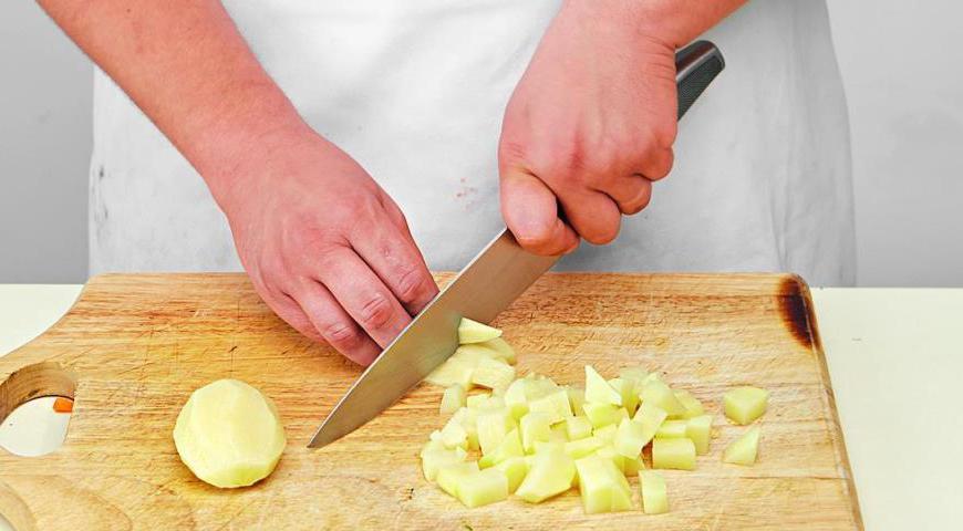Очистите все овощи. Лук нарежьте маленькими кубиками, картофель и морковь – средними кусочками, а чеснок измельчите. Бекон порежьте на небольшие кусочки. Если используете свежую кукурузу, срежьте зерна с початков.