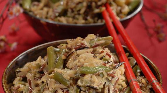 Вкусный и ароматный острый зеленый рис с разнообразными овощами и пряностями
