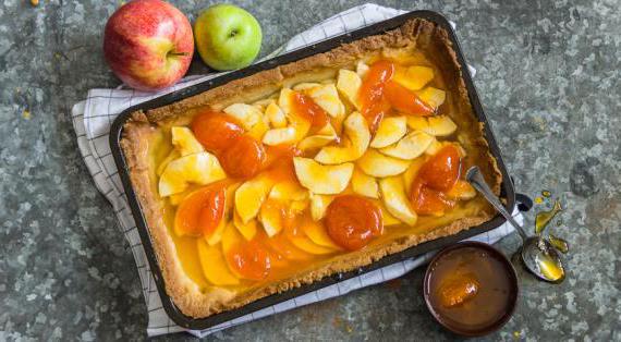 Ароматный открытый яблочный пирог с хрустящей корочкой