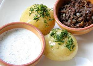 Ароматный отварной молодой картофель с двумя разнообразными соусами