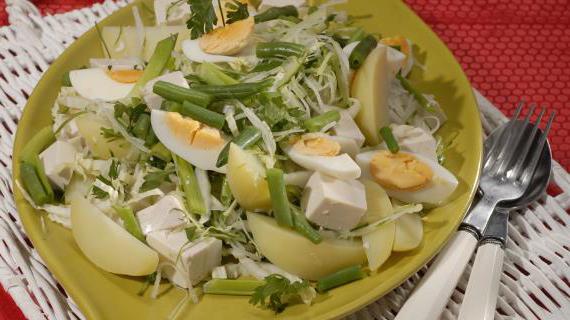Ароматный овощной салат с арахисовым соусом по-азиатски