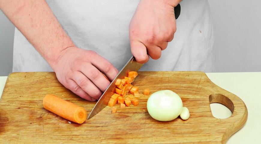 Очистите оставшиеся овощи и нарежьте морковь мелкими кубиками (со стороной 2–3 мм), лук – тонкими перьями, чеснок и петрушку измельчите вместе «в пыль».