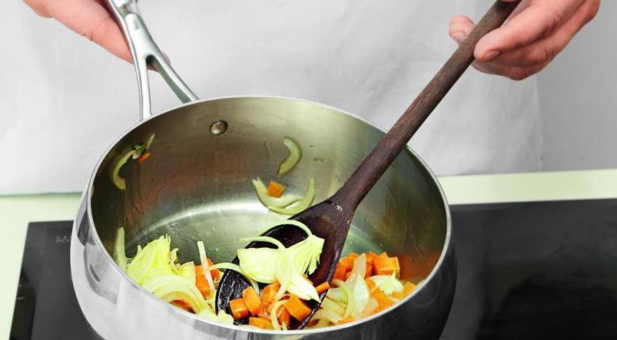 В кастрюле с толстым дном нагрейте смесь оливкового и сливочного масла (примерно по 1 ст. л.). Положите лук и морковь, обжаривайте на среднем огне, помешивая, 8 минут.
