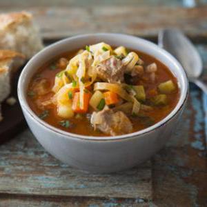 Ароматный овощной суп с мясом, приготовленный в мультиварке