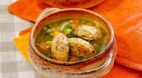 Ароматный овощной суп с рисом и сочными кнелями из куриного фарша