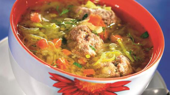 Ароматный овощной суп с сочными мясными фрикадельками