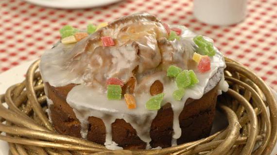 Ароматный пасхальный кулич с изюмом и орехами