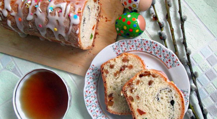 После выпечки полностью остудите куличи. Приготовьте сахарную глазурь (смешав просеянную сахарную пудру с небольшим количеством воды) и полейте ею изделия. Украсьте кондитерской посыпкой или другими декоративными элементами по желанию. Подавайте к праздничному столу!