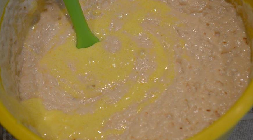 Отделите белки от желтков. Желтки взбейте с сахаром до легкой пены. Растопите сливочное масло, немного остудите и добавьте к желткам. Когда опара поднимется, влейте в нее смесь желтков с маслом. Также добавьте соль, ванилин и хорошо перемешайте до однородности.