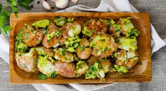 Вкусный и ароматный запеченный картофель с кремовым авокадо-соусом
