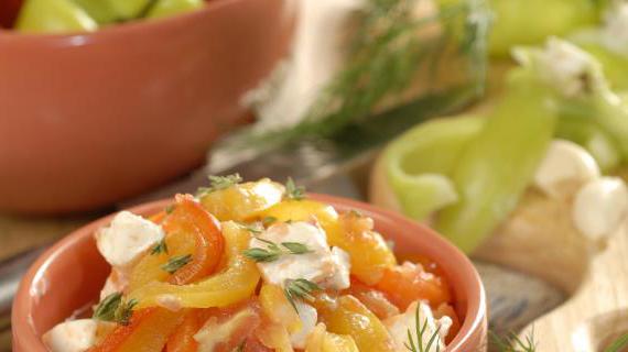 Ароматный перец с козьим сыром и томатами