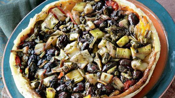 Вкусный и ароматный перевернутый пирог с жареными перцами, луком-пореем и маслинами